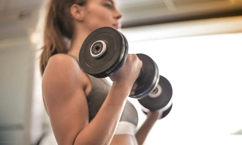 Kỹ thuật Dumbbell Bicep Curl giúp đánh tan phần mỡ thừa bắp tay chảy xệ.