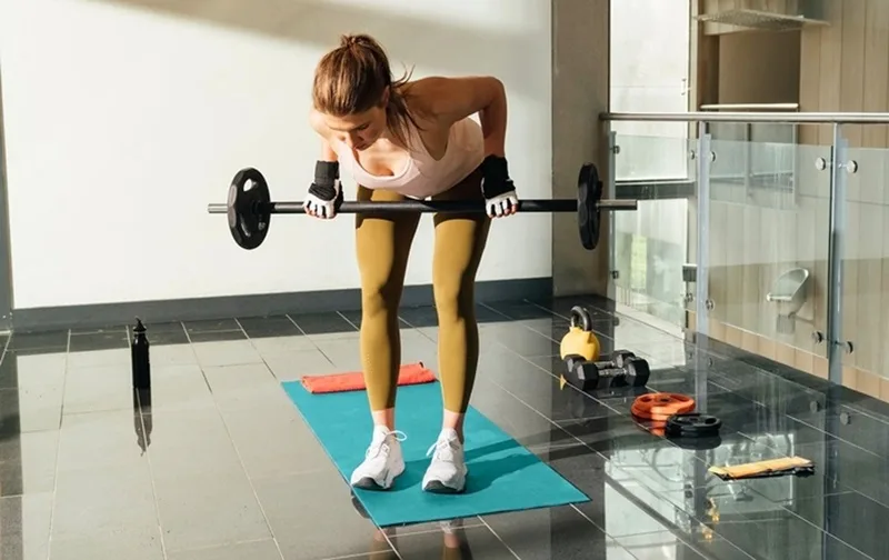 Bài tập Dumbbell Bent-Over Row giúp tạo điểm nhấn thắt lưng và tấm lưng phẳng nuột nà.