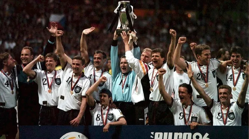 Đội tuyển Đức ăn mừng chức vô địch EURO 1996, hiện giữ vị trí thứ hai với 3 lần đăng quang.