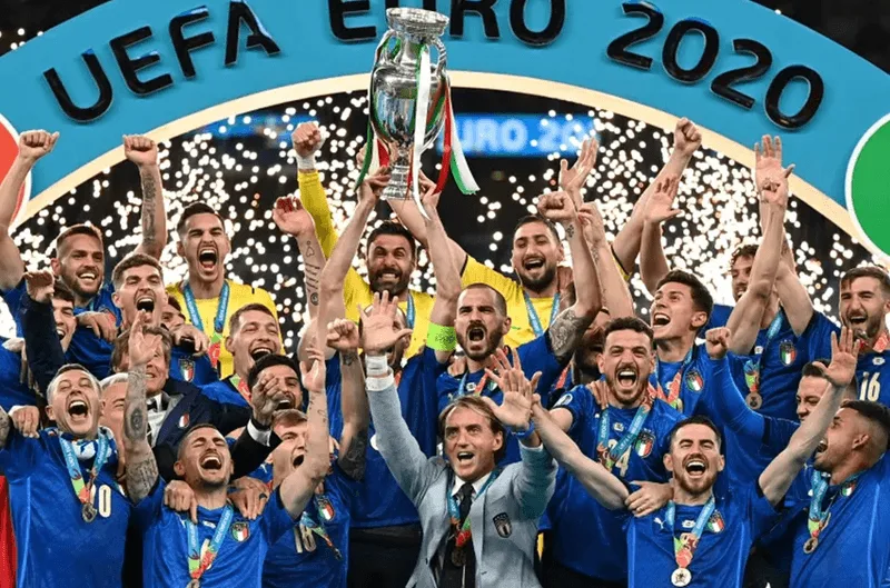 Đội tuyển Ý đăng quang EURO 2020 sau khi đánh bại tuyển Anh ngay tại SVĐ Wembley.