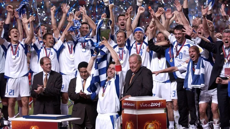 Chiếc cúp bạc danh giá UEFA EURO – Đỉnh cao vinh quang của bóng đá châu Âu.
