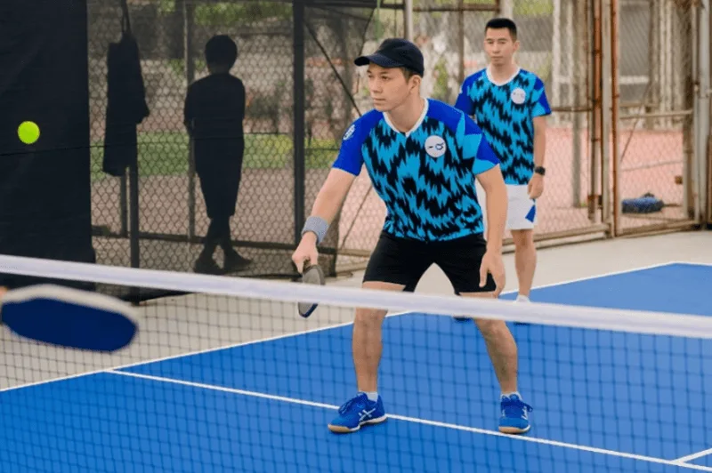 Kiểu cầm vợt Continental linh hoạt chuyển đổi giữa volley thuận tay và nghịch tay.