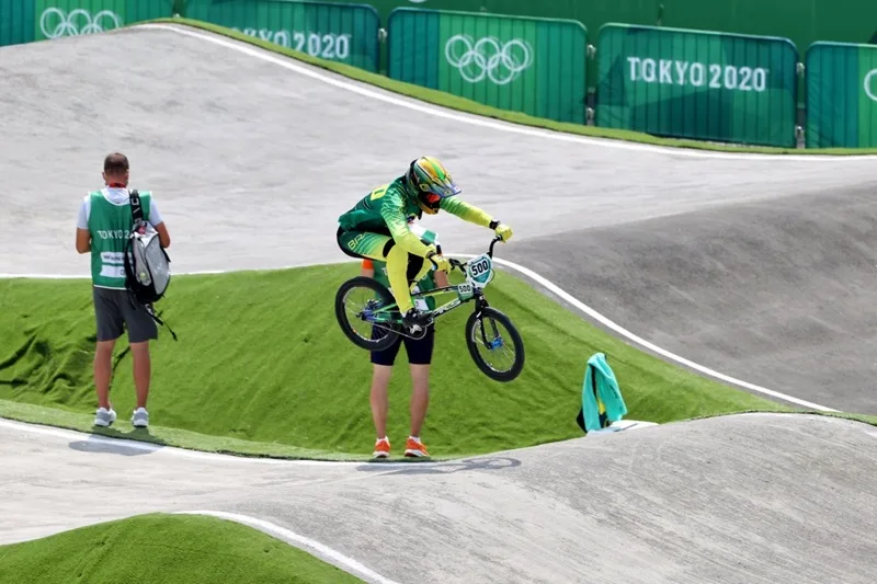 Các tay đua tranh tài quyết liệt trên đường đua BMX Racing.