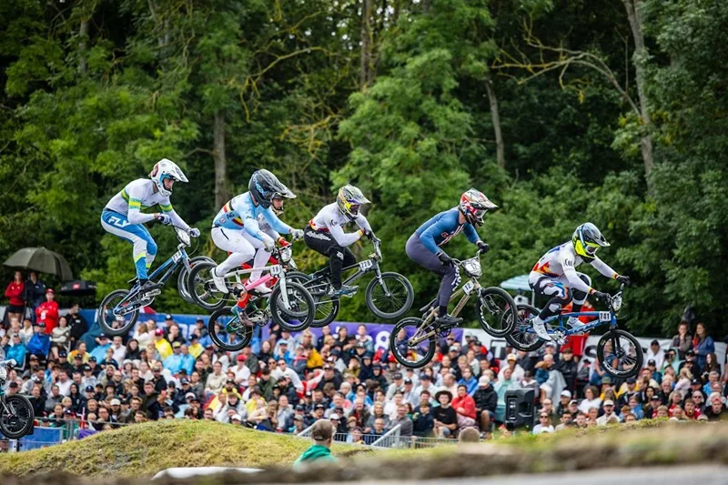 Cổng xuất phát dốc đứng và các dốc nhảy đặc trưng của BMX Racing.