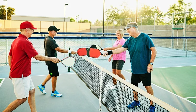 Đội giao bóng hô to bộ 3 số tiêu chuẩn trước khi bắt đầu pha phát bóng Pickleball đôi.
