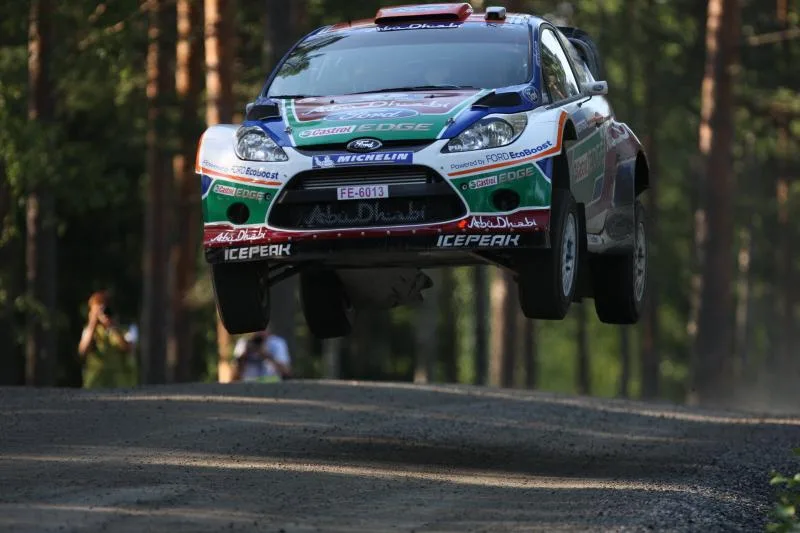 Các tay đua WRC thể hiện kỹ năng kiểm soát xe phi thường trên địa hình hiểm trở.