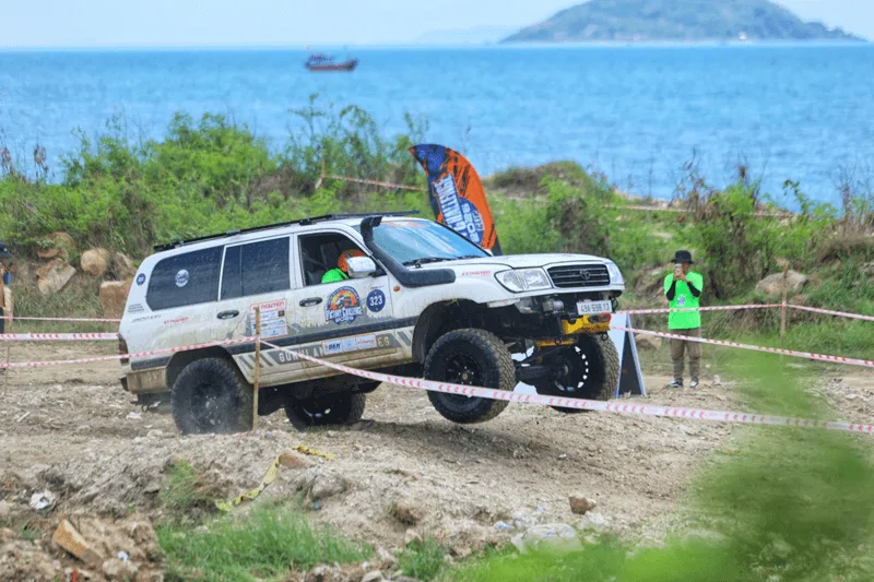 Những cỗ máy 4x4 vượt qua sa mạc bao la trong giải đấu xuyên quốc gia Rally Raid.