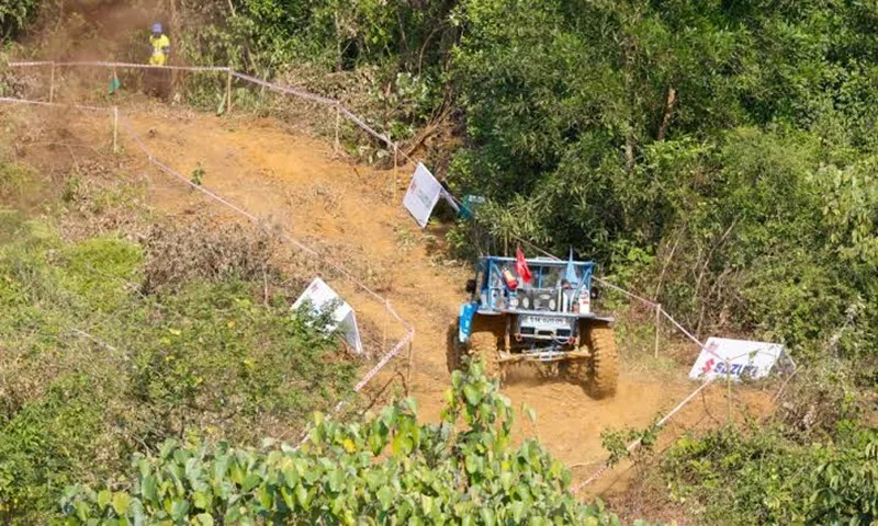 Tinh thần cao thượng và sự hỗ trợ lẫn nhau giữa các tay đua trên cung đường off-road.