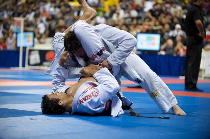 Sự khác biệt trong tư duy chiến thuật giữa Jujutsu truyền thống và Judo hiện đại.