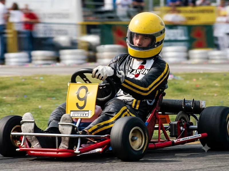 Senna đi từ đường đua kart đến màn ra mắt Formula 1 năm 1984