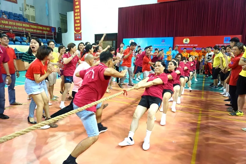Khoảnh khắc bứt phá đầy quyết tâm trong một trận kéo co tập thể